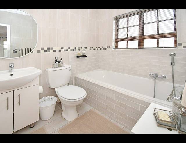 2 BEDROOM APARTMENT FOR SALE IN DOWERGLEN EXT 4